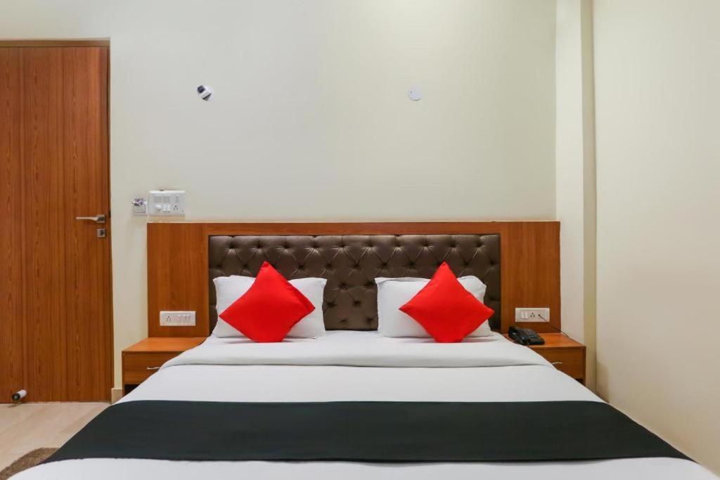 Отель Capital O Bvh Hospitality Near Pvr Ansal Plaza Greater Нойда Экстерьер фото