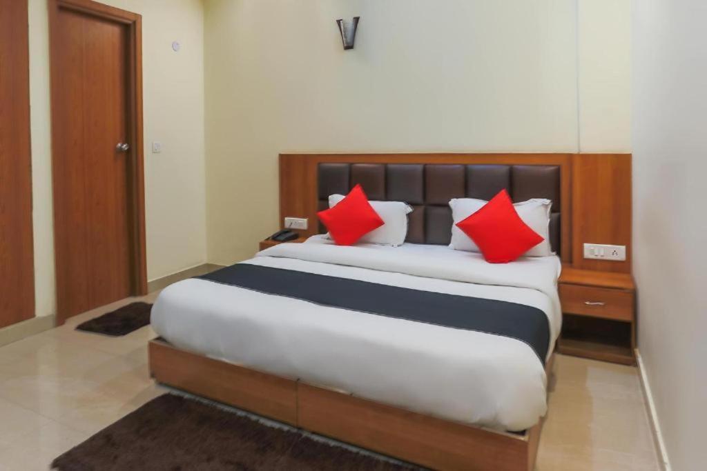 Отель Capital O Bvh Hospitality Near Pvr Ansal Plaza Greater Нойда Экстерьер фото