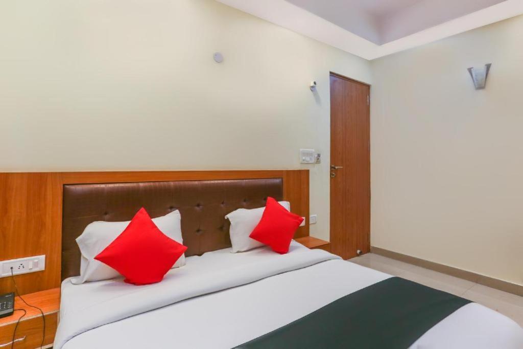 Отель Capital O Bvh Hospitality Near Pvr Ansal Plaza Greater Нойда Экстерьер фото